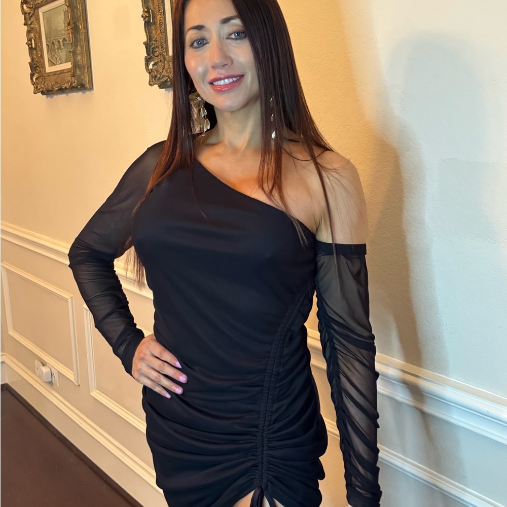 Chic Black One-Shoulder Dress